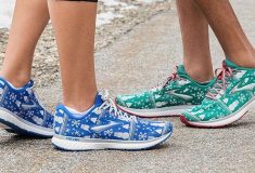 Image de l'article Brooks dévoile une mini collection « Run Merry »