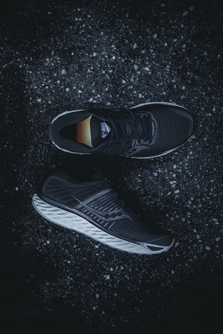 saucony-collection-blackout-triumph-17-running-runpack