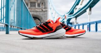 Image de l'article Deux adidas Ultraboost 21 aux couleurs des marathons de Boston et de Londres