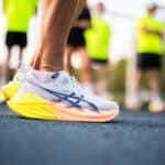 La rotation de chaussures ASICS