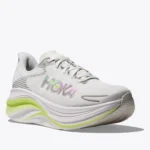 Hoka dévoile la Skyward X 2, une carbone pensée pour l’entraînement